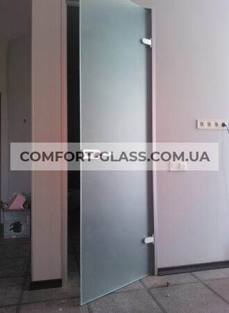 Матові міжкімнатні скляні двері в інтер’єрі Києва