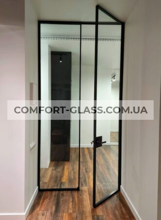 Розпашні міжкімнатні скляні двері з чорною фурнітурою