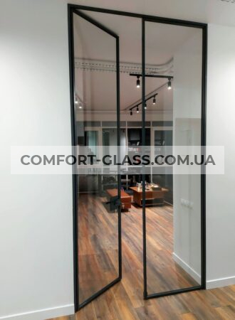 Міжкімнатні скляні двері з чорним профілем