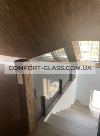 Скляні перила дерево стійки приватний будинок