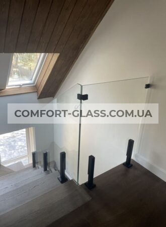 Скляні перила на стійках другий поверх будинок